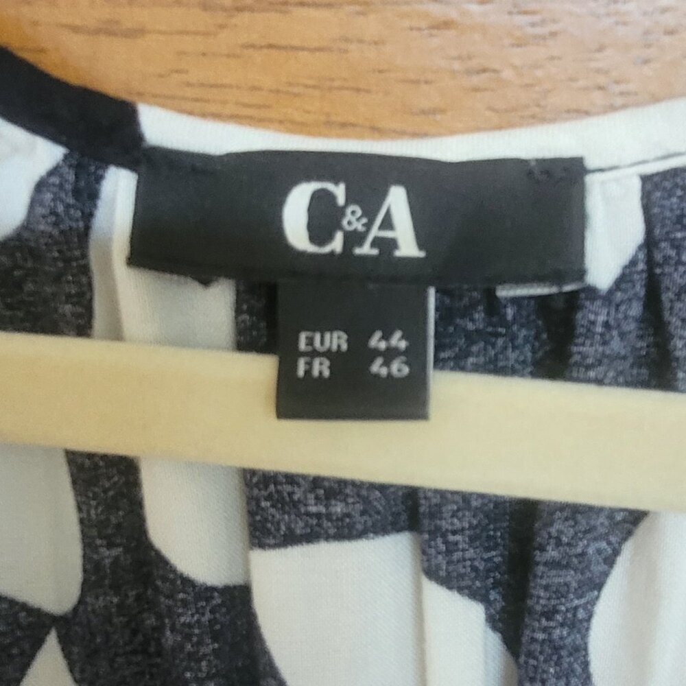 Pretty 100% Viscose blouse. C&A brand from Germany. Size 44 (fits US 14/16) - Picture 3 of 5